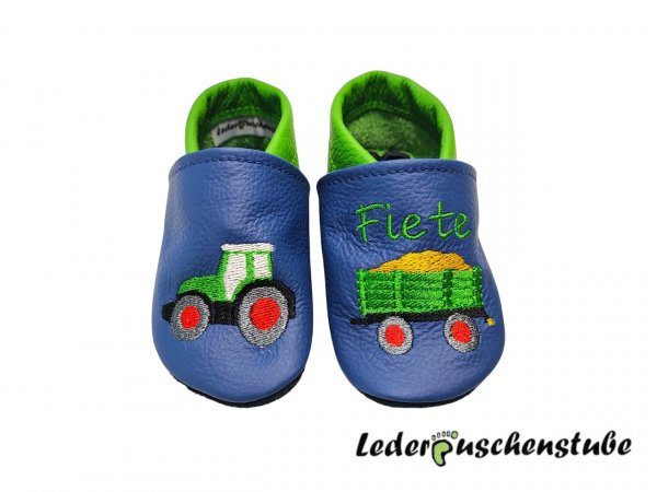 Lederpuschen jeansblau-mittelgrün mit Namen mittelgrün links am Spann; Traktor mit Anhängerladung mittelgrün rot maisgelb